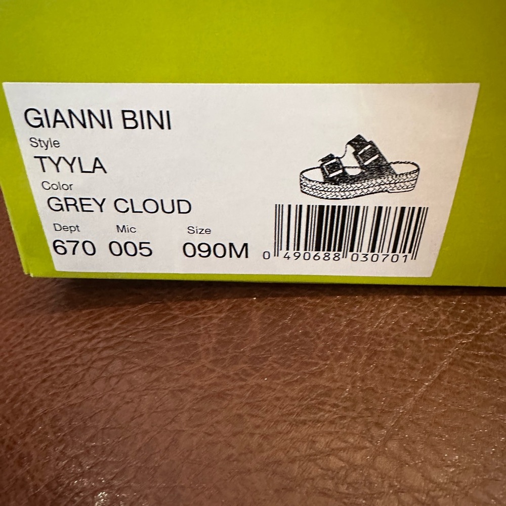 NEW Gianni Bini Sparkling Silver Sandals - Picture 8 of 8